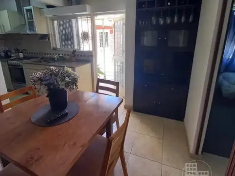 Casa 7 ambientes con 2 baños