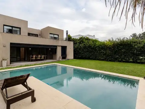 Casa en Venta con 2 cocheras
