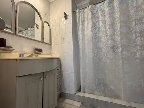 EXCELENTE SEMIPISO A UNA CUADRA DEL MAR