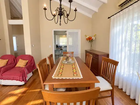 Casa 5 ambientes con 3 baños