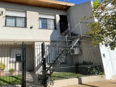 PH en planta alta con gran terraza, parrilla y excelente luz – Beccar