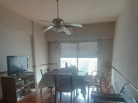 Hermoso departamento de dos dormitorios, al frente con balcón
