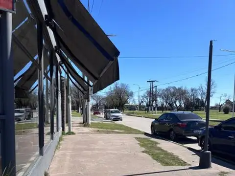 VENTA - Local 400 m2, sobre avenida principal con todos los servicios