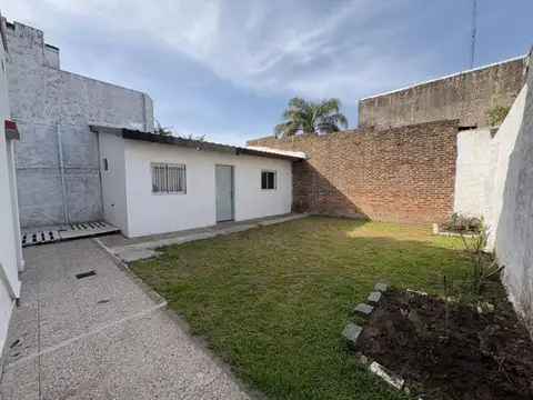 Se ALQUILA Departamento con Patio