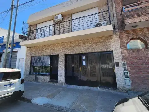 Venta casa 4 ambientes en dos plantas con quincho, patio y garaje para 3 autos en Villa Lugano