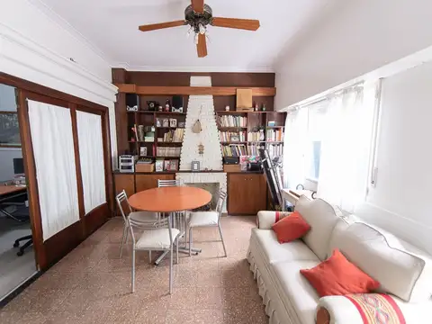 CASA DOS DORMITORIOS EN VENTA LA PLATA CON PATIO