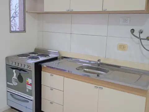 Alquiler amplio monoambiente con cocina integrada y baño completo con patio