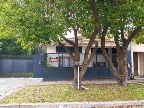 Amplio Lote de 600 m² con Chalet, Galpón y Gas Natural.