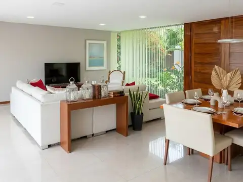 Casa en Venta con 4 cocheras