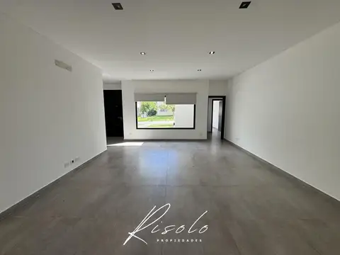 Casa en Venta con 4 cocheras