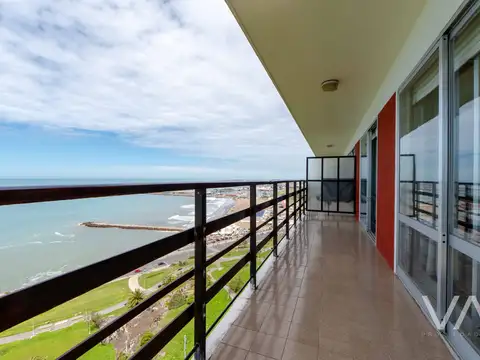 Departamento de 4 ambientes, primera linea al mar. Dos cocheras. Playa Grande.