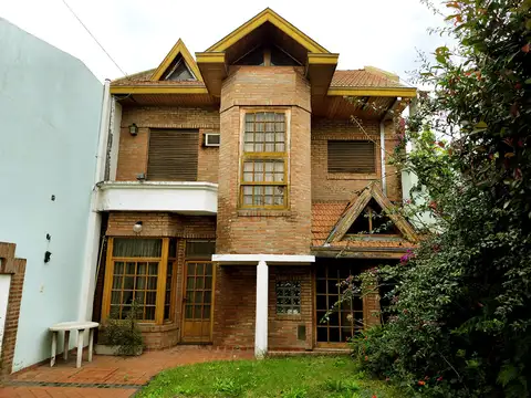 CASA 2 PLANTAS  CON GARAGE, PARQUE, PISCINA,  PARRILLA Y PLAY ROOM. ELIZALDE 300 AVELLANEDA