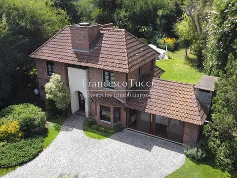 Casa en venta 4 ambientes con pileta en La Tradicion