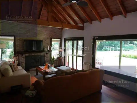 Casa 4 ambientes con 2 baños