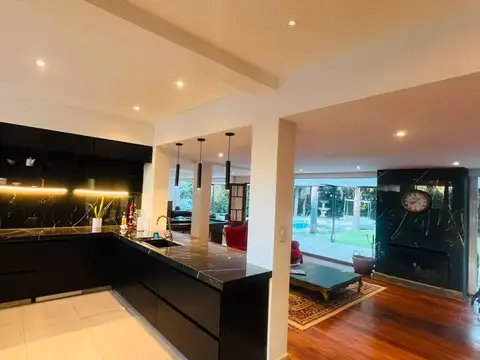 Casa en Alquiler con 5 cocheras