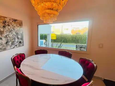 Casa en Alquiler con 6 cocheras