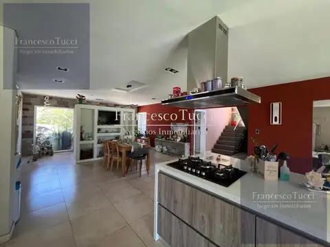 Casa en Venta con 2 cocheras