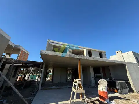 Casa 4 ambientes con 3 baños
