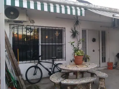 PH tipo CASA 4 AMBIENTES con jardin al frente-V. Ballester