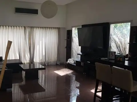 Casa en Alquiler con 4 cocheras