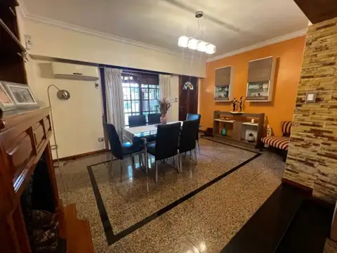 Casa en Venta con 3 cocheras