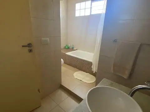 CASA EN DOS PLANTAS SOBRE LOTE DE 10.50 X 59 R2-1 IDEAL EMPRENDIMIENTO