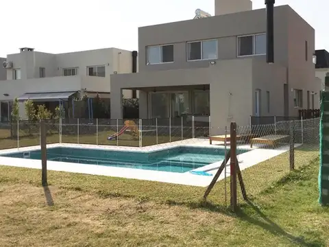 Casa en Alquiler con 2 cocheras