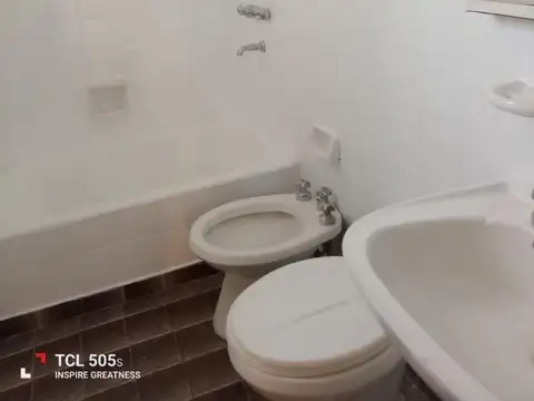 Sarandi 400, Piso 8