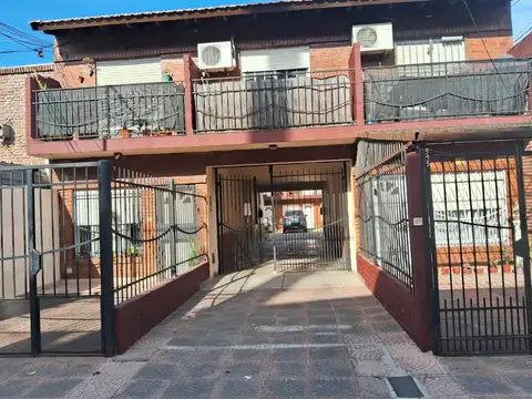 DEPARTAMENTO TIPO CASA EN PLANTA BAJA 2 AMBIENTES CON ESPACIO PARA AUTO Y PATIO