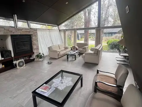 CASA CON ESPECTACULAR DISEÑO Y ESTADO INMEJORABLE   