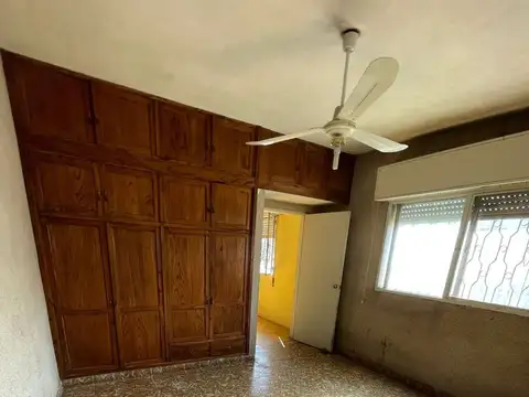 Gran casa con buena construcción y potencial.