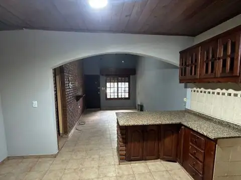Casa 2 dormitorios y jardín con pileta