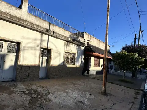 Venta Casa 3 ambientes mas PH, multifamiliar a reciclar en lomas del Mirador, La Matanza