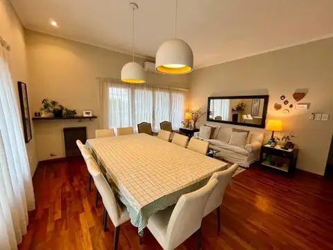 Casa 5 ambientes con 4 baños
