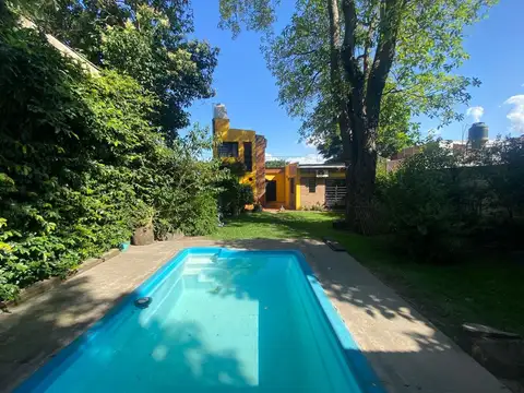 VENTA CASA 4 AMB. C/ PILETA Y PARQUE. QUILMES.