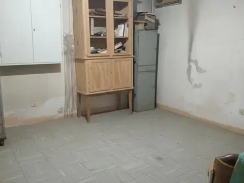 Terreno con galpón a demoler en venta en zona industrial