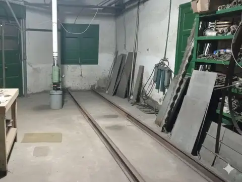 Terreno con galpón a demoler en venta en zona industrial