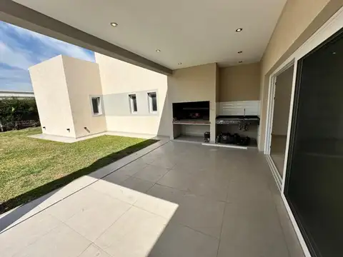 Casa 4 ambientes con 3 baños