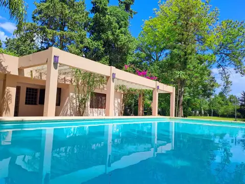 Venta Casa 2 Dormitorios con Piscina y Gran Parque en Cotos de Alameda Roldán