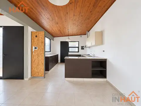 Depto Tipo Casa en Alquiler con 1 cochera