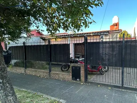 Casa en venta en Villa Adelina sobre lote propio, 3 ambientes con cochera y patio