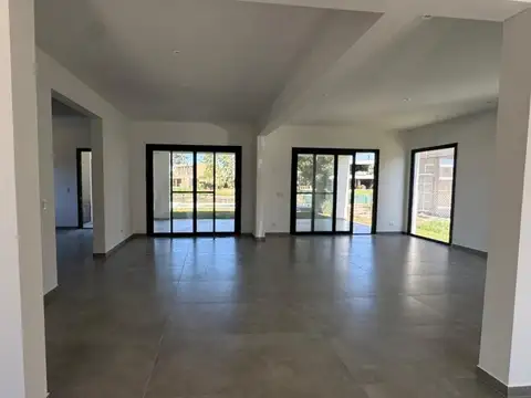 Casa en Venta con 3 cocheras
