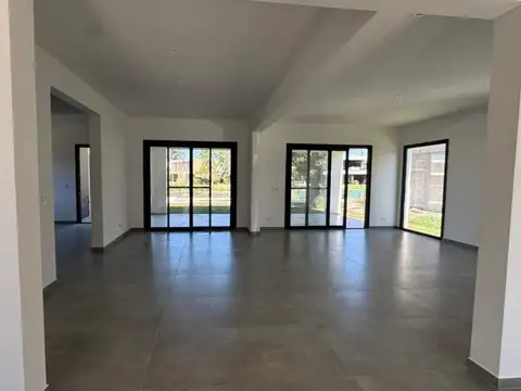 Casa en Venta con 3 cocheras