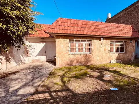 Chalet en Venta en Lomas con Jardin Parrilla Garage y Depto