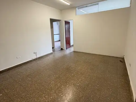Oficina tipo 3 ambientes con recepción, cocina y baño.