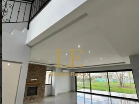 Casa en Venta con 6 cocheras