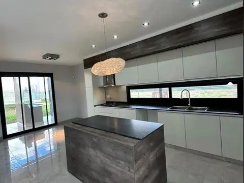 Casa en Venta con 6 cocheras