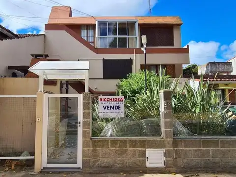 DUPLEX TRES AMBIENTES CON COCHERA - TODOS LOS SERVICIOS
