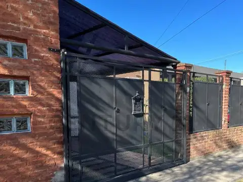 VENTA CASA 4 AMBIENTES CON PILETA Y QUINCHO EN UDAONDO. FINANCIACION DIRECTA