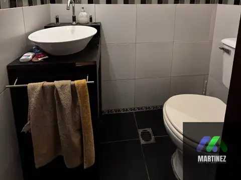 Casa 8 ambientes con 3 baños